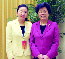 2009，时任全国人大常委会副委员长、全国妇联主席陈至立接见秦和校长