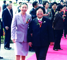 2003年，时任全国人大副委员长彭佩云参加学校升格本科更名庆典