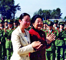 2001年，时任全国人大副委员长、全国妇联主席顾秀莲来校视察